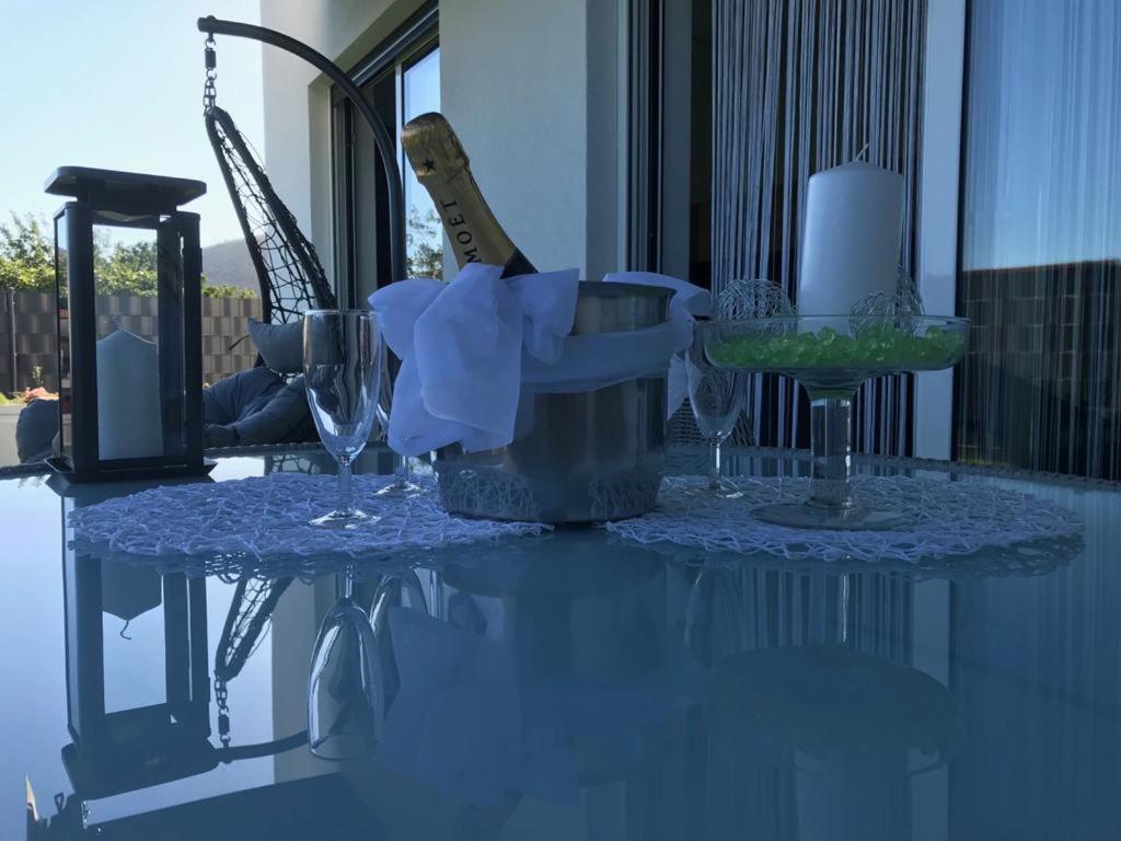 Hedonist-Luxury 2 Bedroom Apartment With Private Hot Tub, Garden And Free Parking Трогир Екстериор снимка