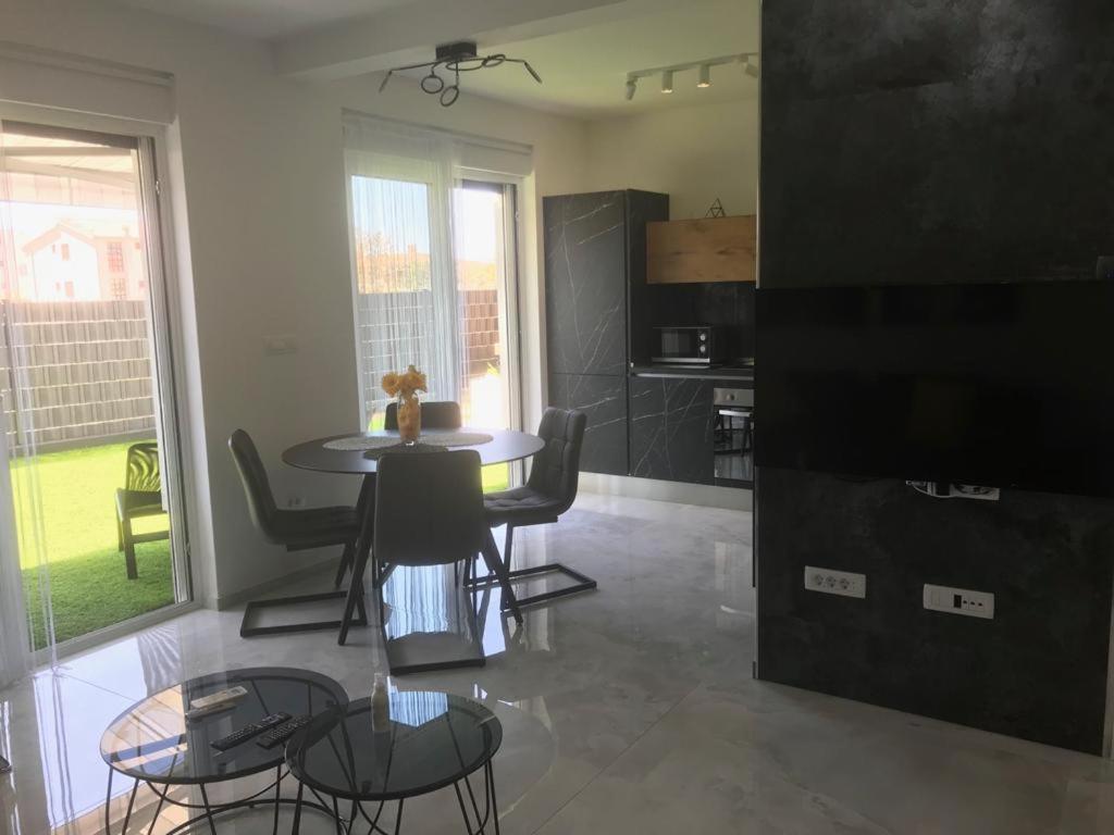 Hedonist-Luxury 2 Bedroom Apartment With Private Hot Tub, Garden And Free Parking Трогир Екстериор снимка