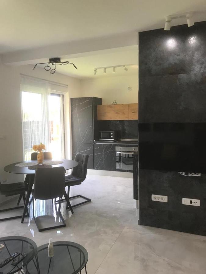 Hedonist-Luxury 2 Bedroom Apartment With Private Hot Tub, Garden And Free Parking Трогир Екстериор снимка