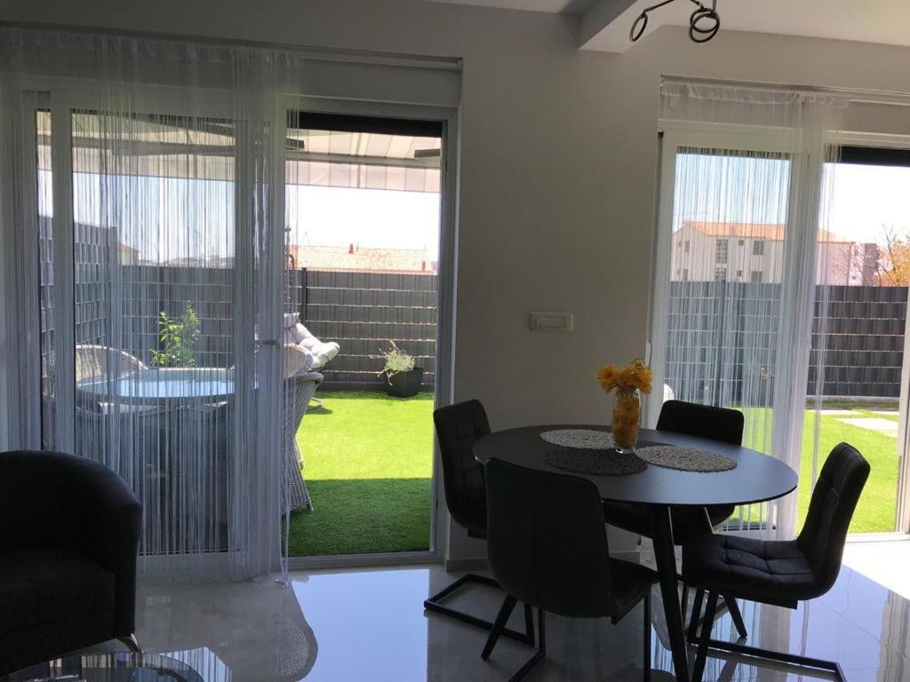 Hedonist-Luxury 2 Bedroom Apartment With Private Hot Tub, Garden And Free Parking Трогир Екстериор снимка