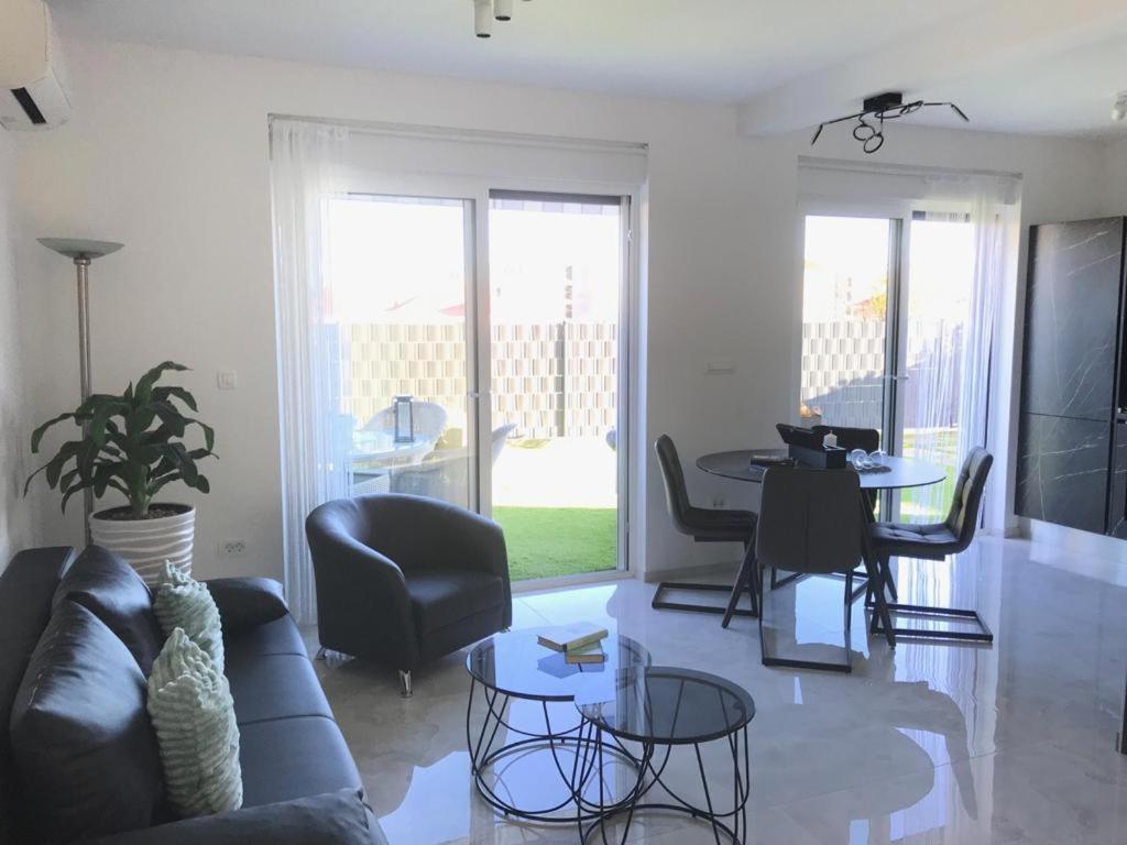 Hedonist-Luxury 2 Bedroom Apartment With Private Hot Tub, Garden And Free Parking Трогир Екстериор снимка