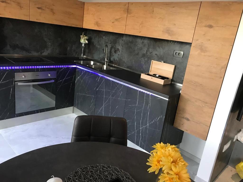 Hedonist-Luxury 2 Bedroom Apartment With Private Hot Tub, Garden And Free Parking Трогир Екстериор снимка