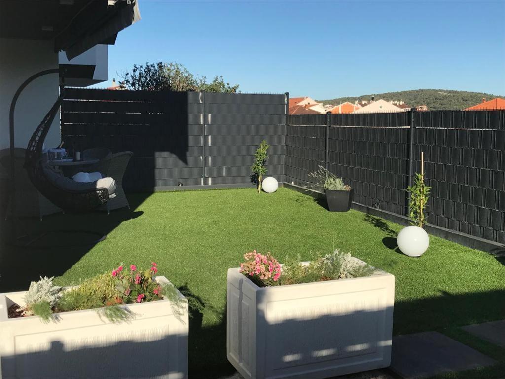 Hedonist-Luxury 2 Bedroom Apartment With Private Hot Tub, Garden And Free Parking Трогир Екстериор снимка