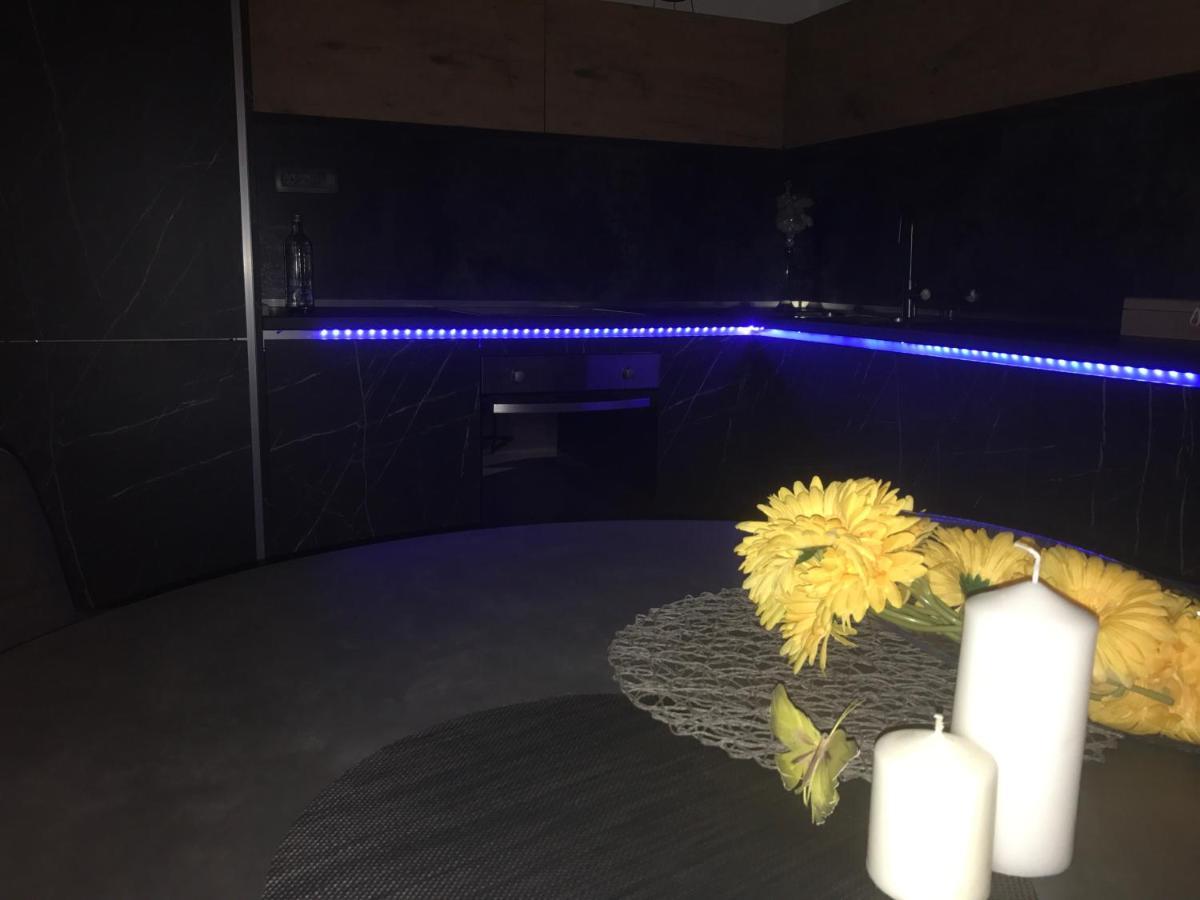 Hedonist-Luxury 2 Bedroom Apartment With Private Hot Tub, Garden And Free Parking Трогир Екстериор снимка
