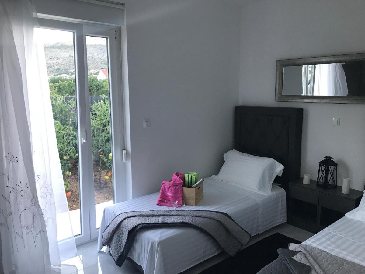 Hedonist-Luxury 2 Bedroom Apartment With Private Hot Tub, Garden And Free Parking Трогир Екстериор снимка