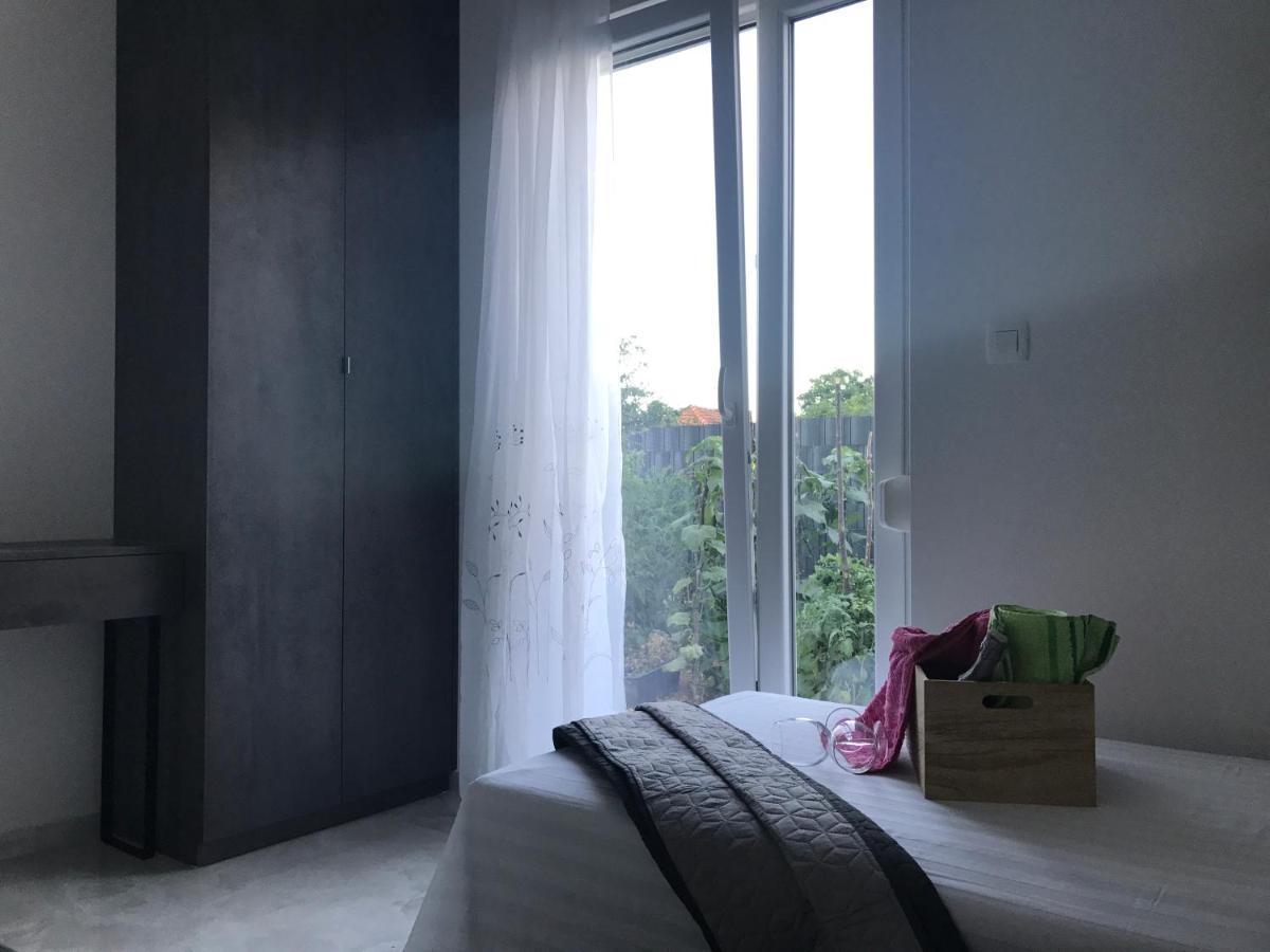 Hedonist-Luxury 2 Bedroom Apartment With Private Hot Tub, Garden And Free Parking Трогир Екстериор снимка