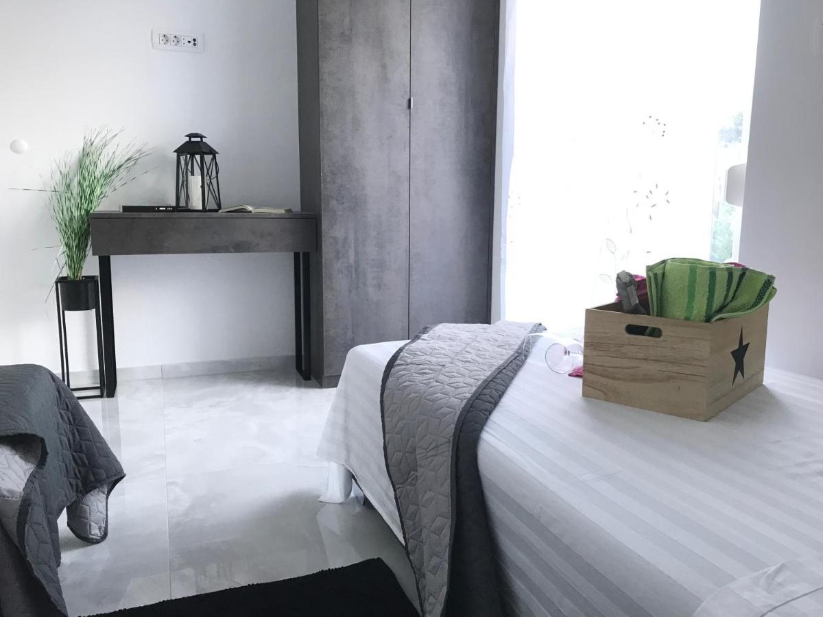 Hedonist-Luxury 2 Bedroom Apartment With Private Hot Tub, Garden And Free Parking Трогир Екстериор снимка