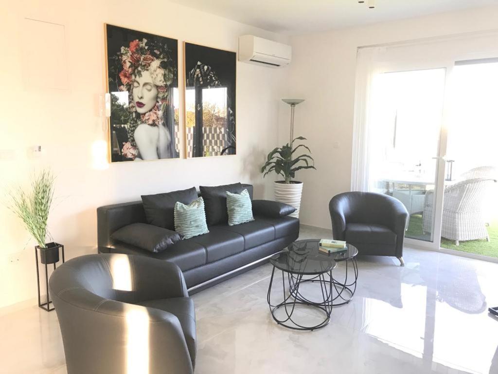 Hedonist-Luxury 2 Bedroom Apartment With Private Hot Tub, Garden And Free Parking Трогир Екстериор снимка