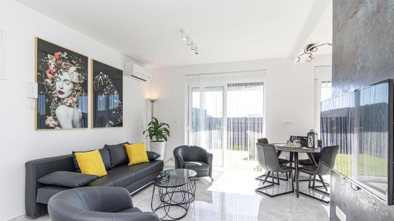 Hedonist-Luxury 2 Bedroom Apartment With Private Hot Tub, Garden And Free Parking Трогир Екстериор снимка