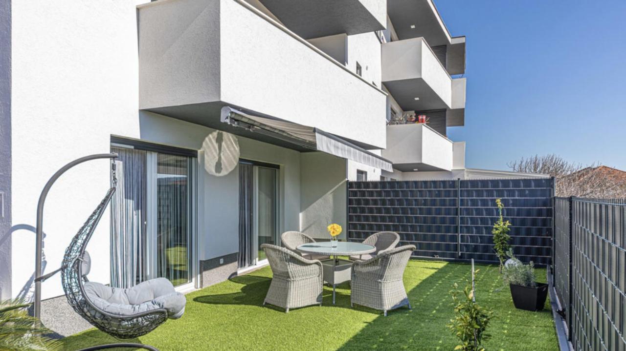 Hedonist-Luxury 2 Bedroom Apartment With Private Hot Tub, Garden And Free Parking Трогир Екстериор снимка