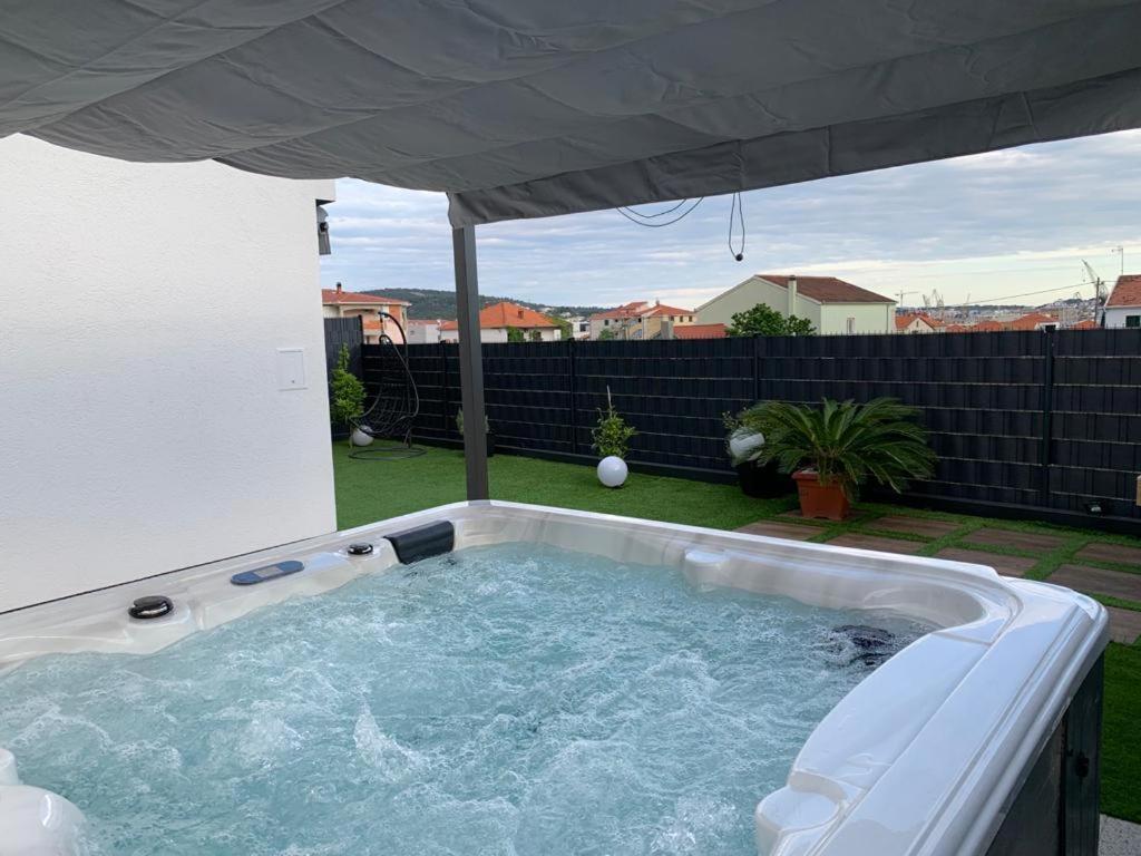 Hedonist-Luxury 2 Bedroom Apartment With Private Hot Tub, Garden And Free Parking Трогир Екстериор снимка