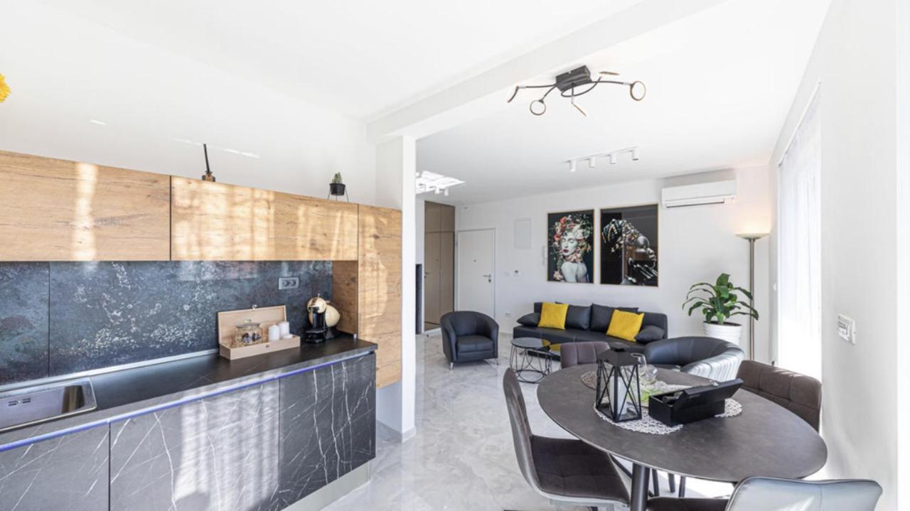 Hedonist-Luxury 2 Bedroom Apartment With Private Hot Tub, Garden And Free Parking Трогир Екстериор снимка