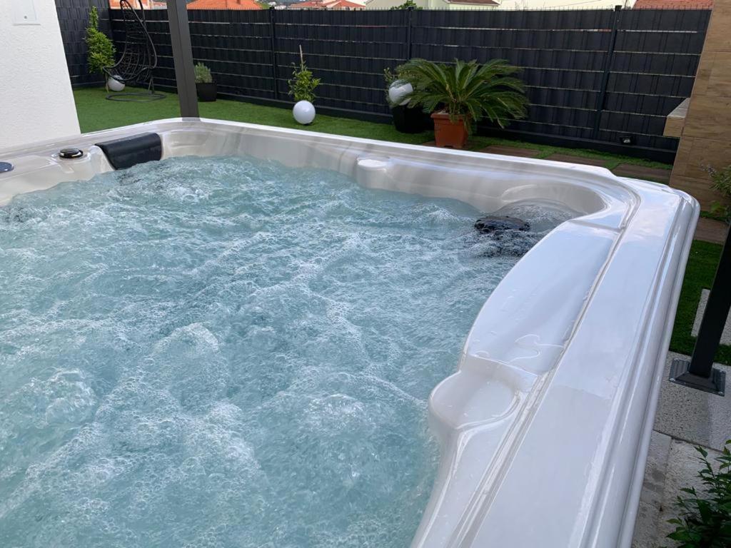 Hedonist-Luxury 2 Bedroom Apartment With Private Hot Tub, Garden And Free Parking Трогир Екстериор снимка