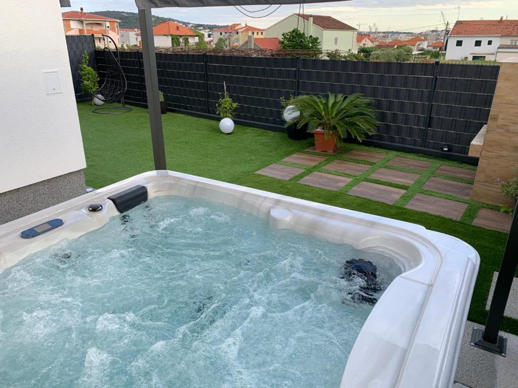 Hedonist-Luxury 2 Bedroom Apartment With Private Hot Tub, Garden And Free Parking Трогир Екстериор снимка