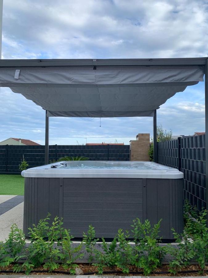Hedonist-Luxury 2 Bedroom Apartment With Private Hot Tub, Garden And Free Parking Трогир Екстериор снимка
