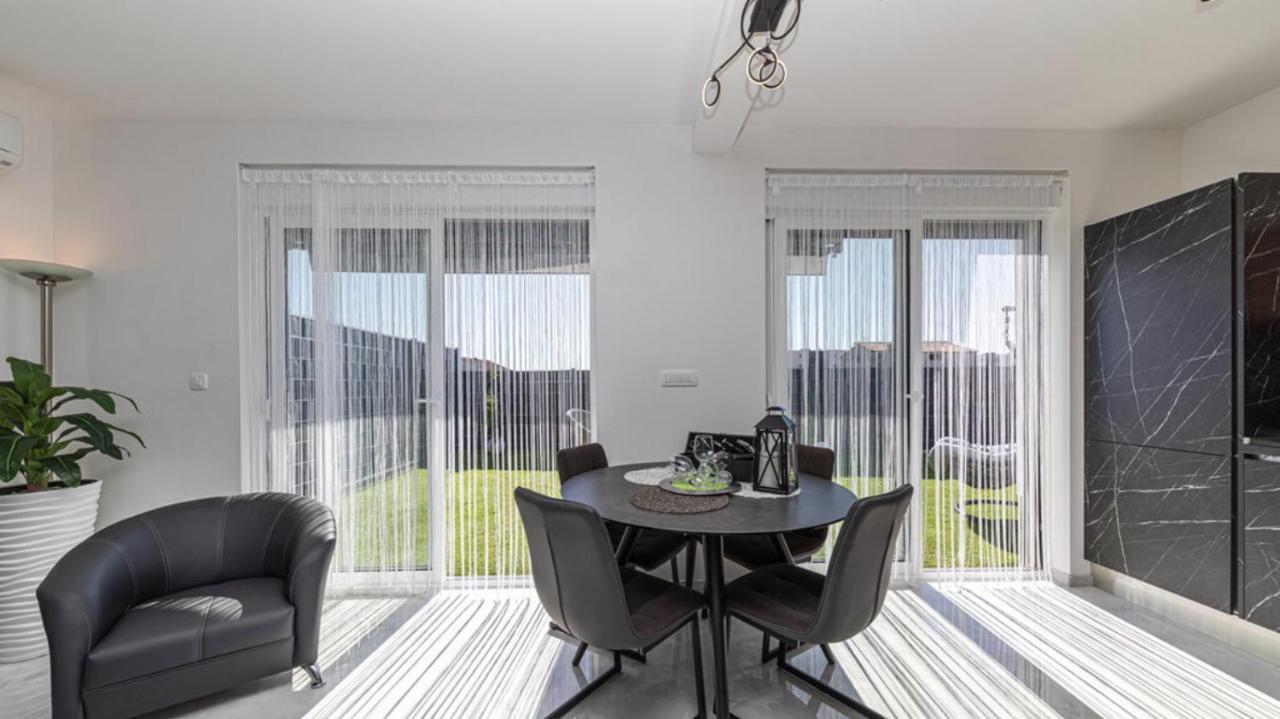 Hedonist-Luxury 2 Bedroom Apartment With Private Hot Tub, Garden And Free Parking Трогир Екстериор снимка