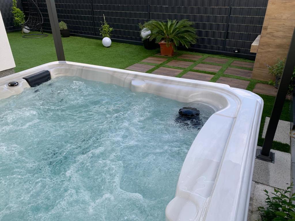 Hedonist-Luxury 2 Bedroom Apartment With Private Hot Tub, Garden And Free Parking Трогир Екстериор снимка