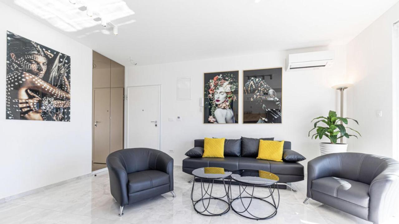 Hedonist-Luxury 2 Bedroom Apartment With Private Hot Tub, Garden And Free Parking Трогир Екстериор снимка
