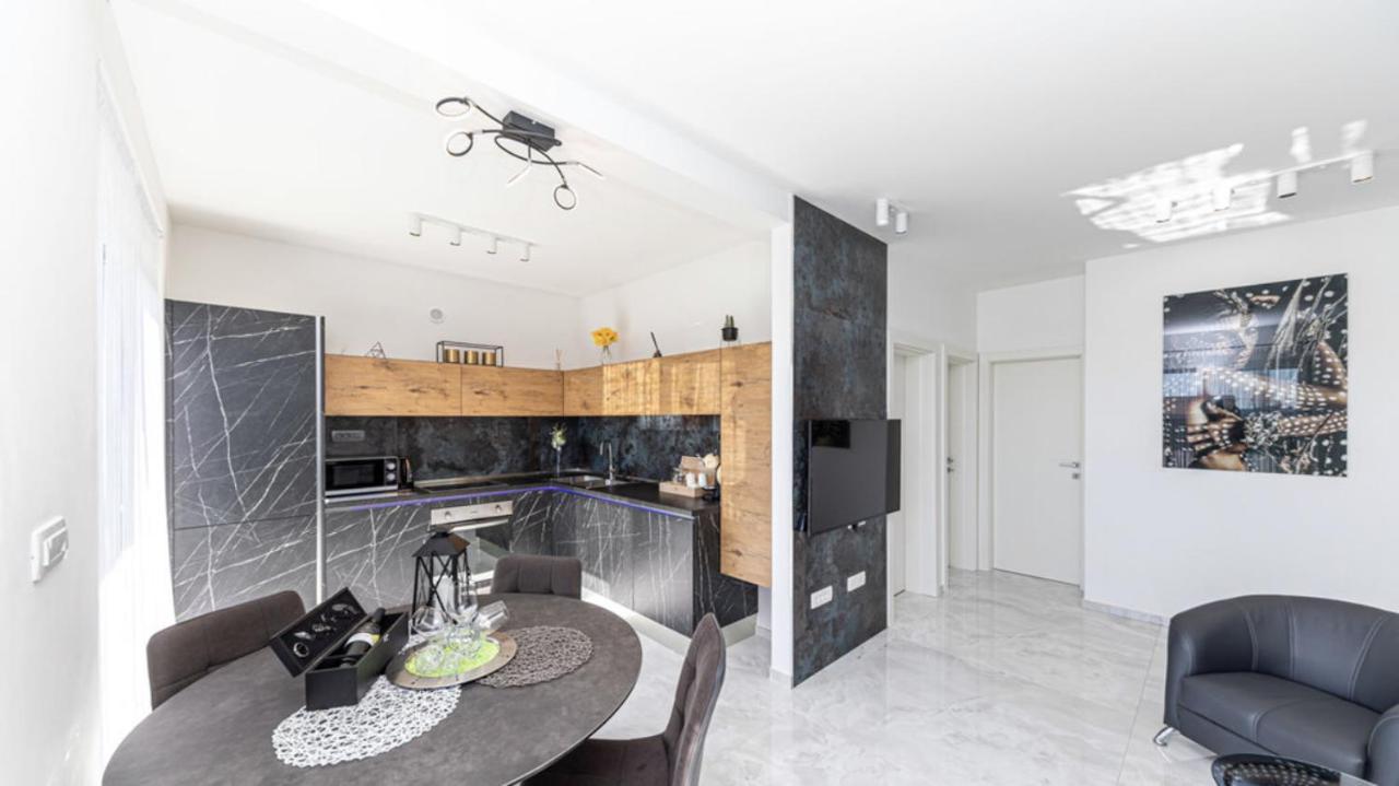 Hedonist-Luxury 2 Bedroom Apartment With Private Hot Tub, Garden And Free Parking Трогир Екстериор снимка