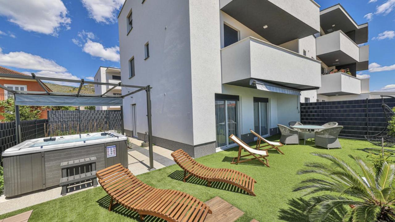 Hedonist-Luxury 2 Bedroom Apartment With Private Hot Tub, Garden And Free Parking Трогир Екстериор снимка