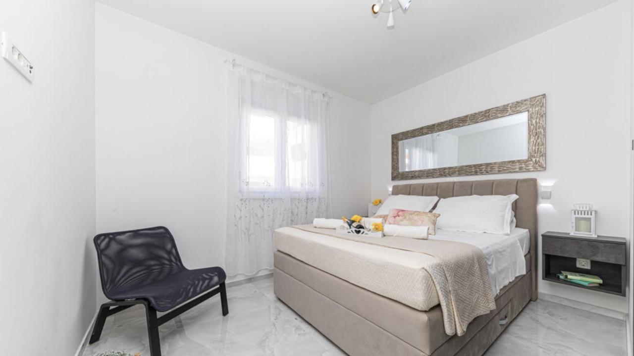 Hedonist-Luxury 2 Bedroom Apartment With Private Hot Tub, Garden And Free Parking Трогир Екстериор снимка