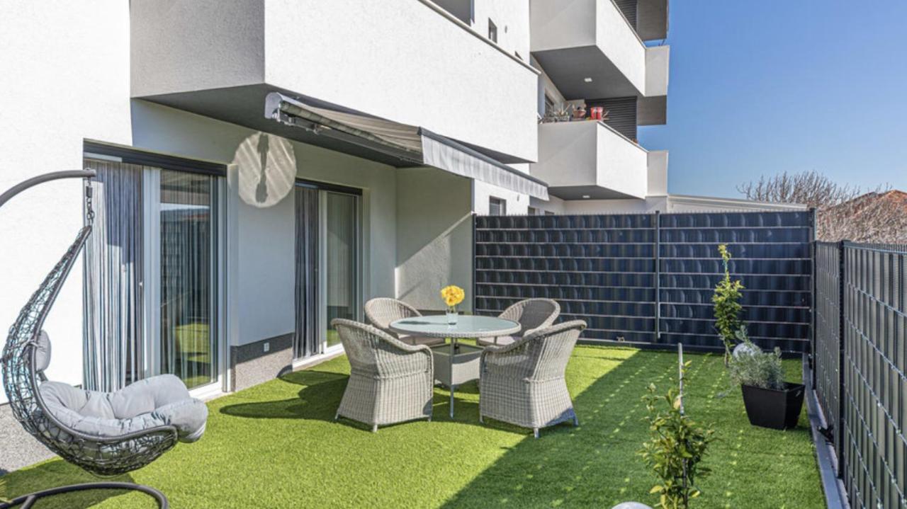 Hedonist-Luxury 2 Bedroom Apartment With Private Hot Tub, Garden And Free Parking Трогир Екстериор снимка
